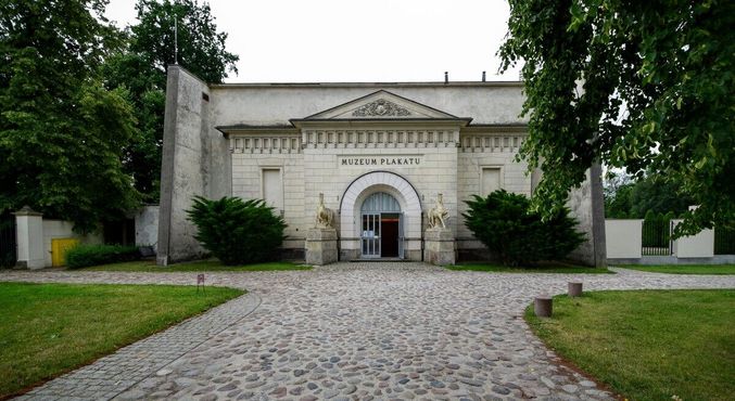 Музей плаката в настоящее время находится в старом крытом помещении для верховой езды в Вилянувском дворце