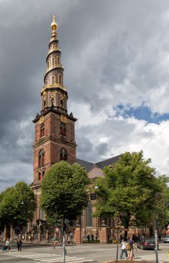Церковь со спиральным шпилем