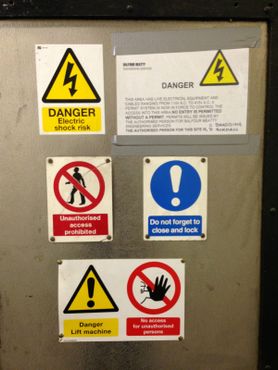 Предупреждающие знаки в Гринвичском пешеходном туннеле 