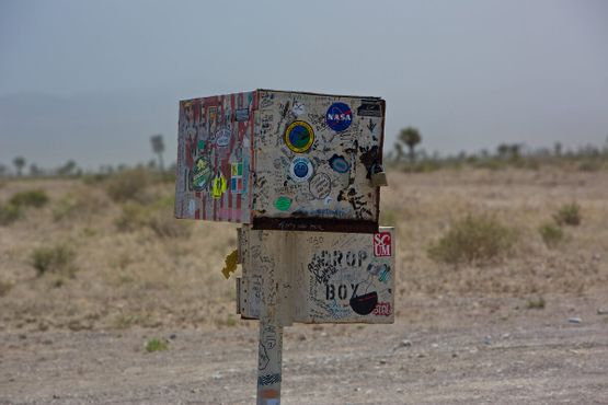 Почтовый ящик со множеством граффити от посетителей