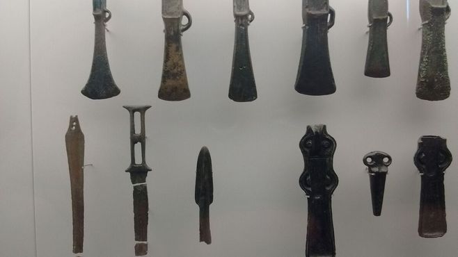 Топоры, копья и кинжалы бронзового века в Археологическом музее Астурии