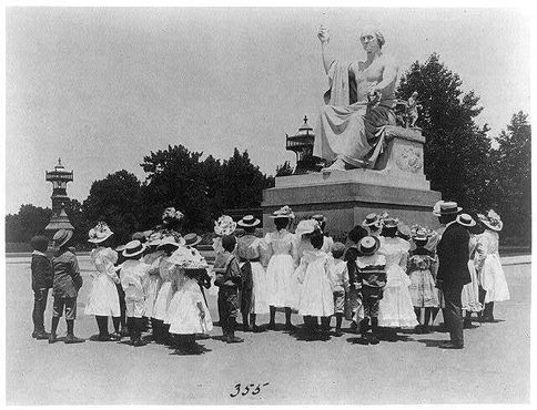 Афроамериканские школьники перед статуей Джорджа Вашингтона