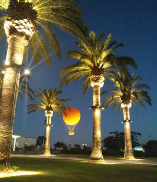 Оранжевый шар в парке Грейт