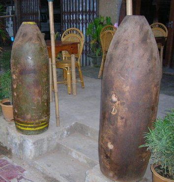 Внутренний дворик с оболочками бомб