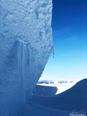 Прямо около скрытой ледяной пещеры, найденной в леднике горы Эребус, январь 2018 года