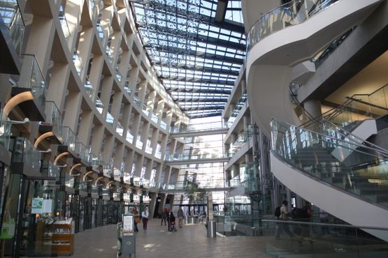 Библиотека внутри, вид с первого этажа