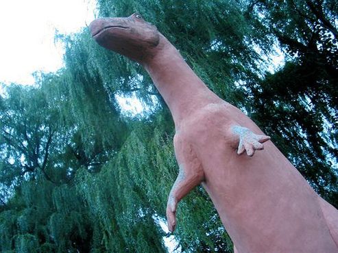 Уже страдая деменцией, Герман создал несколько очень странных скульптур, таких как этот комичный динозавр