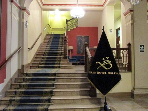 Лестница на первом этаже в отеле Gran Bolivar