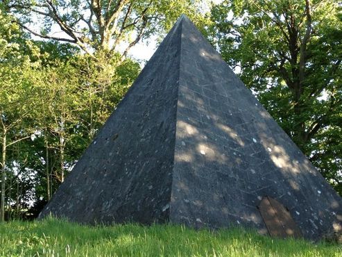 Пирамида на церковном ирландском кладбище Киннити