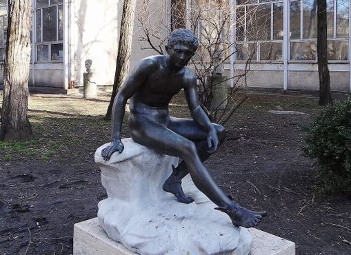 Статуя «Отдыхающий Гермес» в саду «Эпрешкерт»