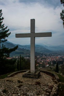 Мемориал жертвам резни в Калаврите. Крест
