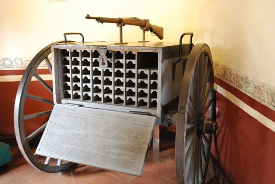 Тележка с боеприпасами и винтовка времён Мексиканской революции 1910 г.