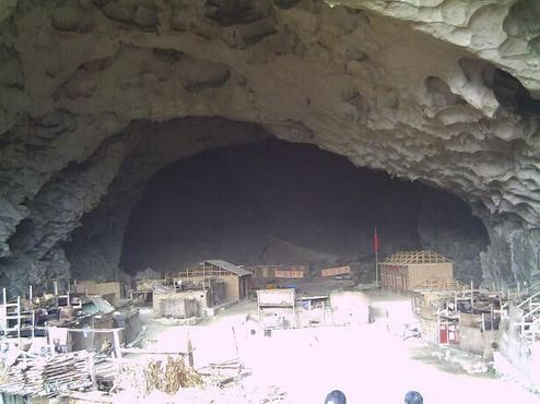 Школа внутри огромной пещеры