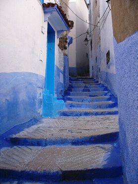 Побеленные стены контрастируют с синевой города