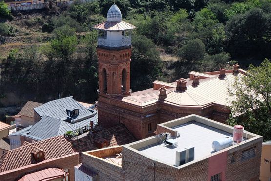 Вид на мечеть с крепости Нарикала
