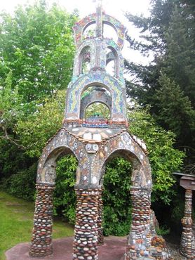 Каменная башня, украшенная мозаикой