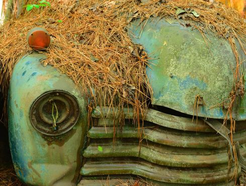 Старый ржавый грузовик