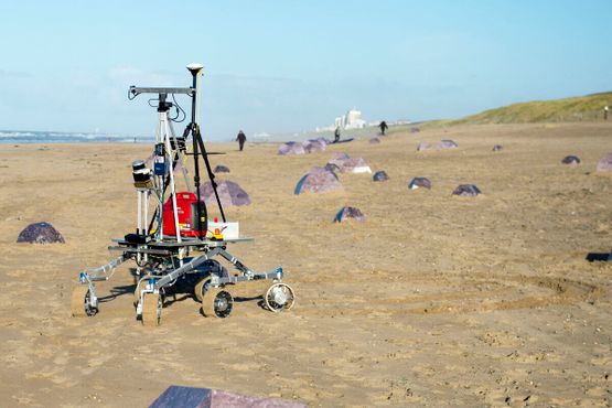 Марсоход с картонными камнями на пляже Катвейк возле Европейского центра космический исследований и технологий