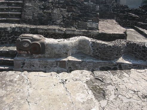 Археологическая реставрация ацтекского змея, повреждённого во время завоевания Мексики