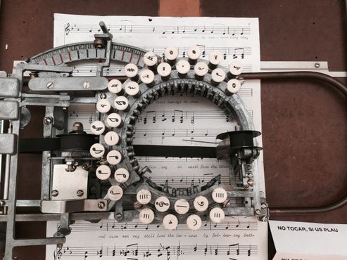 Пишущая машинка с нотными знаками
