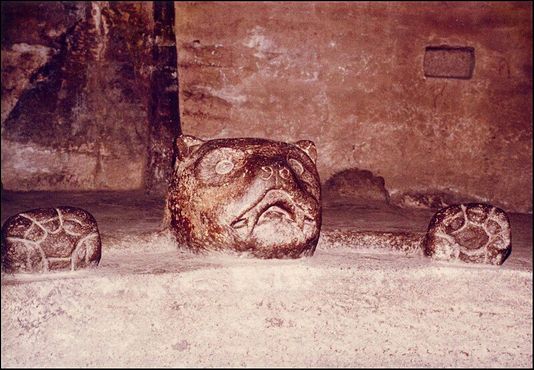 Вырезанный из камня Ягуар внутри храма
