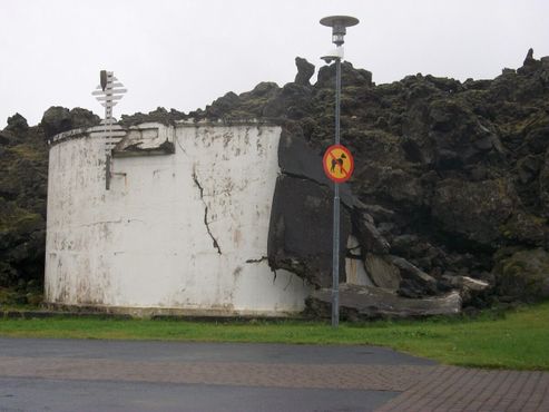 Резервуары для воды на о. Хеймаэй, разрушенные лавой во время извержения 1973 года.