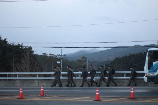 Южнокорейские солдаты маршируют на закате