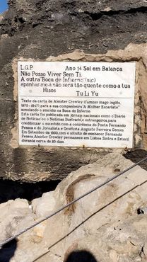 Памятная табличка на скале Бока-ду-Инферну