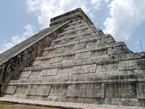 Чичен-Ица: Эль-Кастильо (северная сторона) - Панно, изображающее годы в священном круге майя