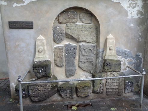 На вывеске
слева видны фрагменты готических
надгробий середины XIV
века