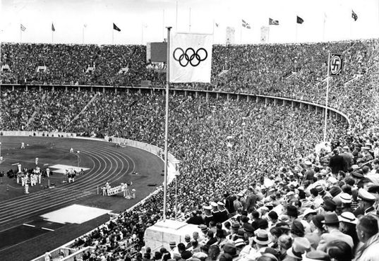 Нацистский флаг развивается рядом с олимпийским