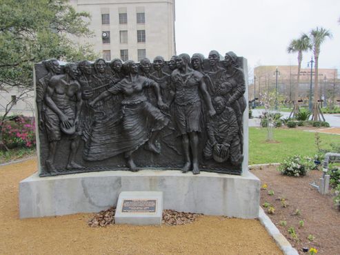 Скульптура на площади Конго