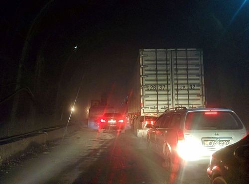 В Анзобском туннеле, Таджикистан, сентябрь 2014. Транспортные средства остановились из-за дорожного строительства. Дымка из-за выхлопных газов автомобилей