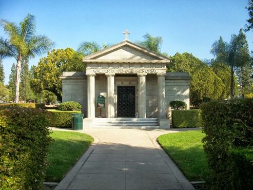 Мавзолей на кладбище