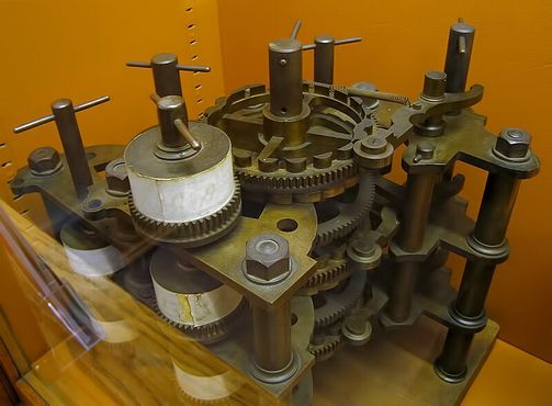 Часть разностной машины математика-инженера Чарльза Бэббиджа, выставлена в Музее Уиппла