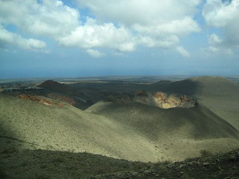 Взгляд в кратер вулкана Тиманфайи, именем которого назван парк