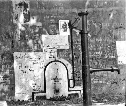 Стена Джона Леннона, Прага, август 1981 года