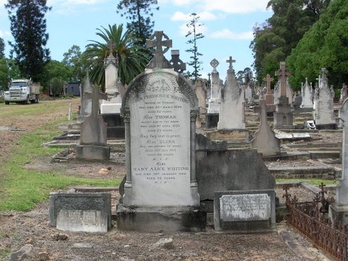 Надгробие, увековечивающее разлуку членов семьи длиною в 66 лет