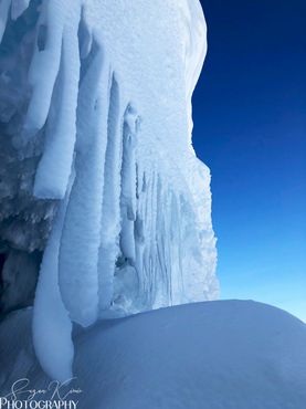Прямо около скрытой ледяной пещеры, найденной в леднике горы Эребус, январь 2018 года