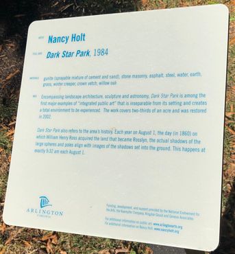 Мемориальная доска с информацией о парке Дарк-Стар и художнице, создавшей его