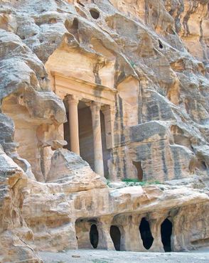 Храм с колоннами в малой Петре, Иордания