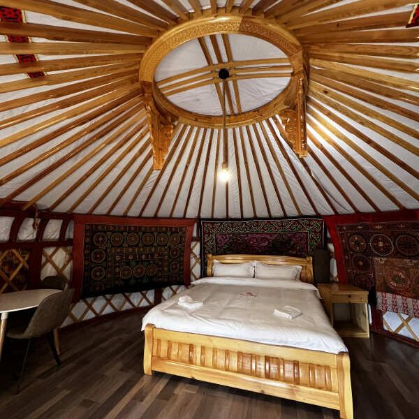 Кемпинги, Отели 4*, Юрты