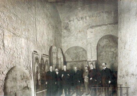 Пьер Кёйперс (в центре), Ян Дипен (крайний справа) и другие в «Римских катакомбах» в 1910 г.