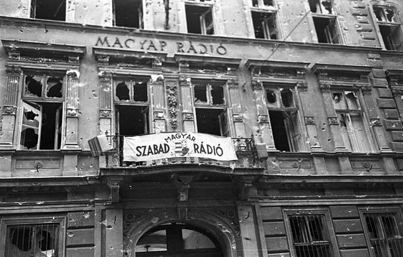 Сильно повреждённое во время революции здание Мадьяр Радио 