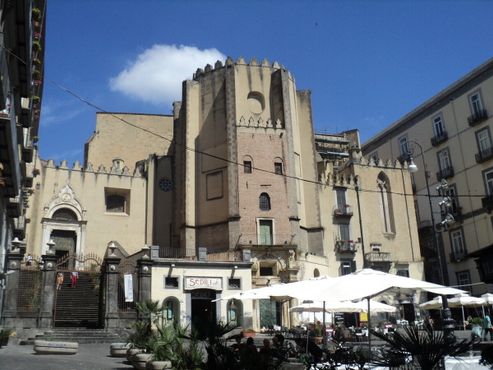 Фасад Сан-Доменико-Маджоре, вид со Спакканаполи