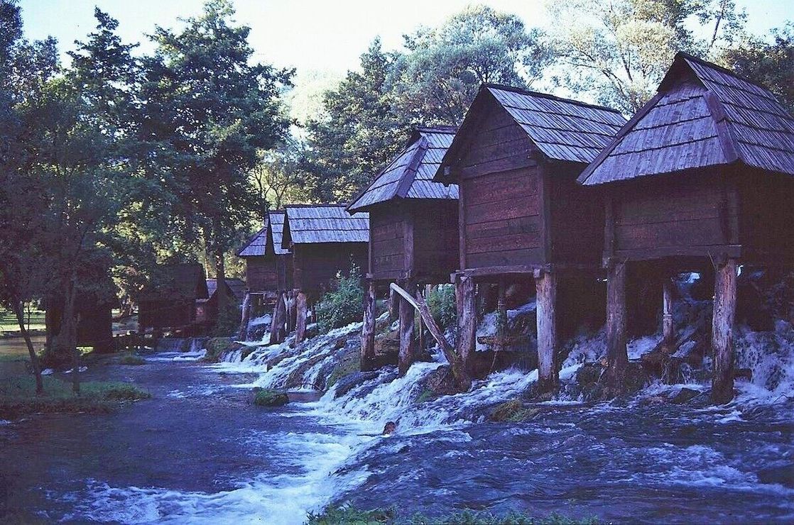 Фото старой мельницы на реке