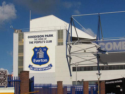 Башня на гербе клуба «Эвертон» на стадионе «Гудисон Парк»