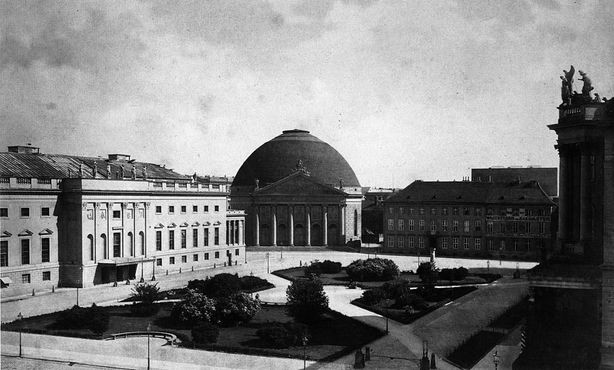 То, что ранее называлось «площадью у Оперы», Берлин, 1880 год