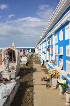 Характерный бело-голубой цвет кладбища