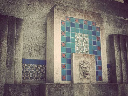 Фонтан внутри мемориала выложен из каталинской глиняной плитки 